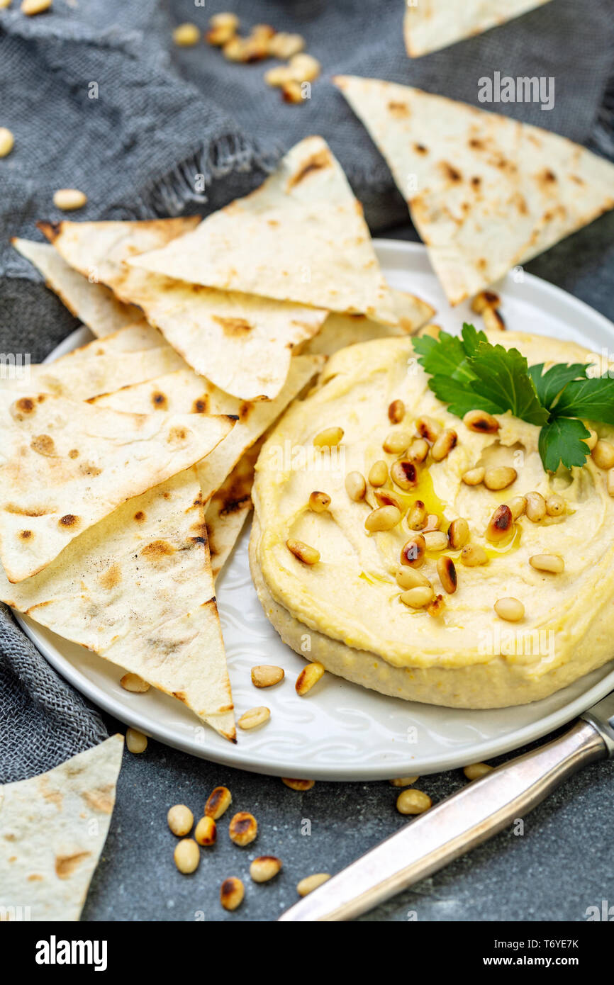 Traditionelle Hummus mit Pinienkernen und Fladenbrot. Stockfoto