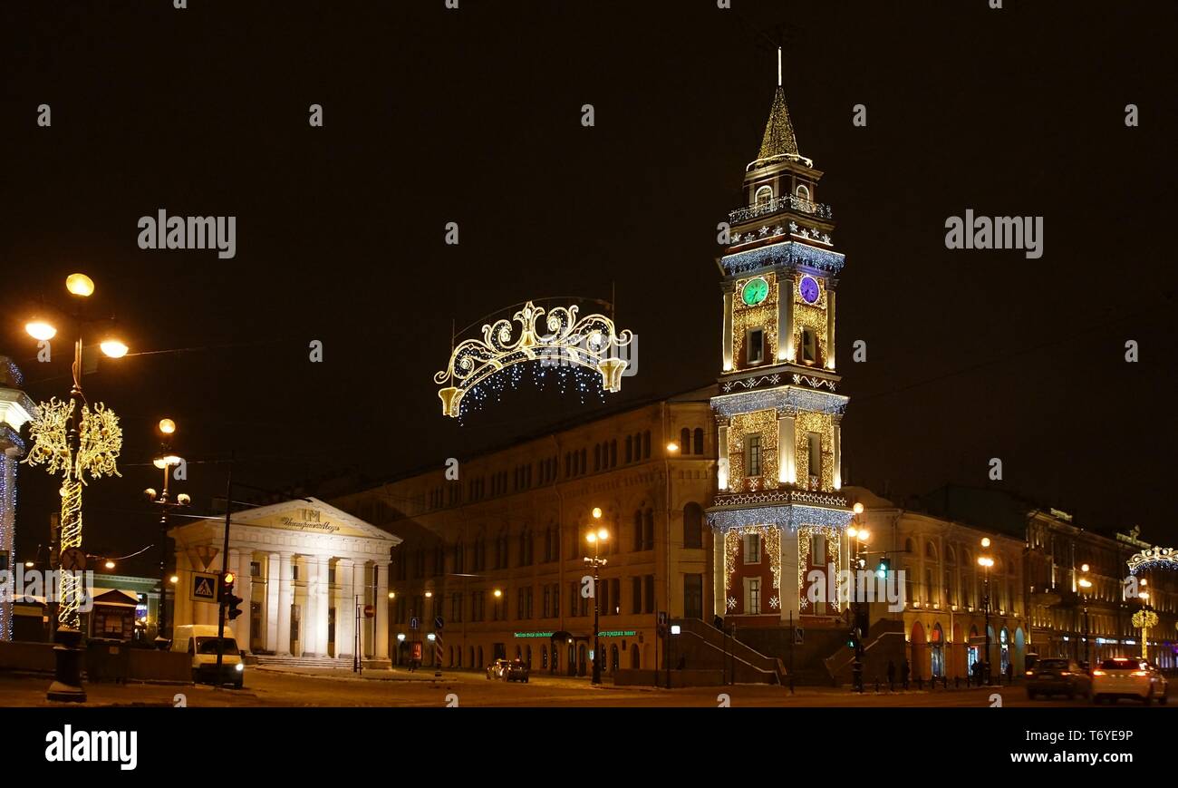 Weihnachtsdekoration der Stadt mit einem glühenden Lichter Stockfoto