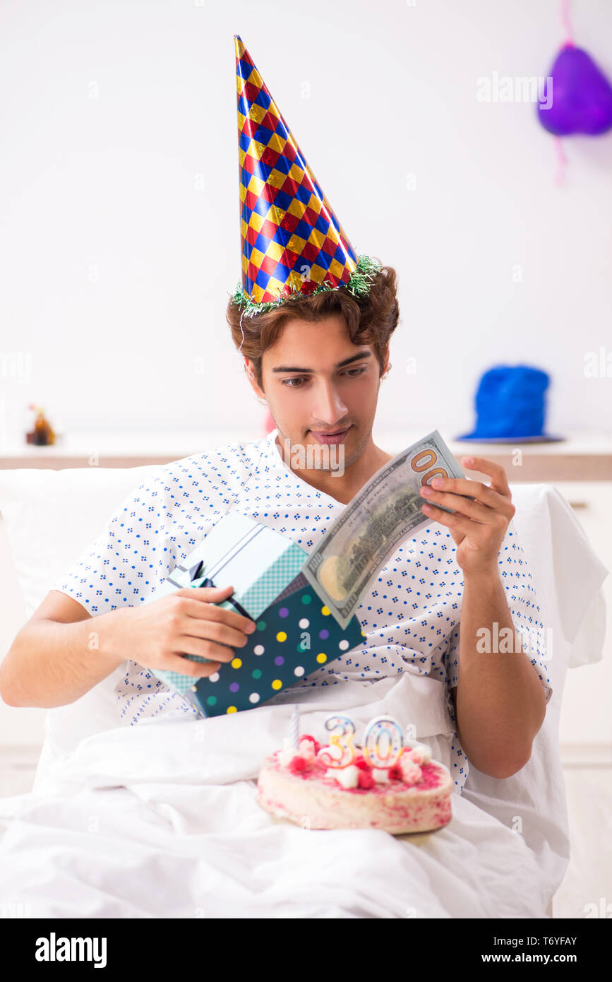Junger Mann seinen Geburtstag feiern im Krankenhaus Stockfoto