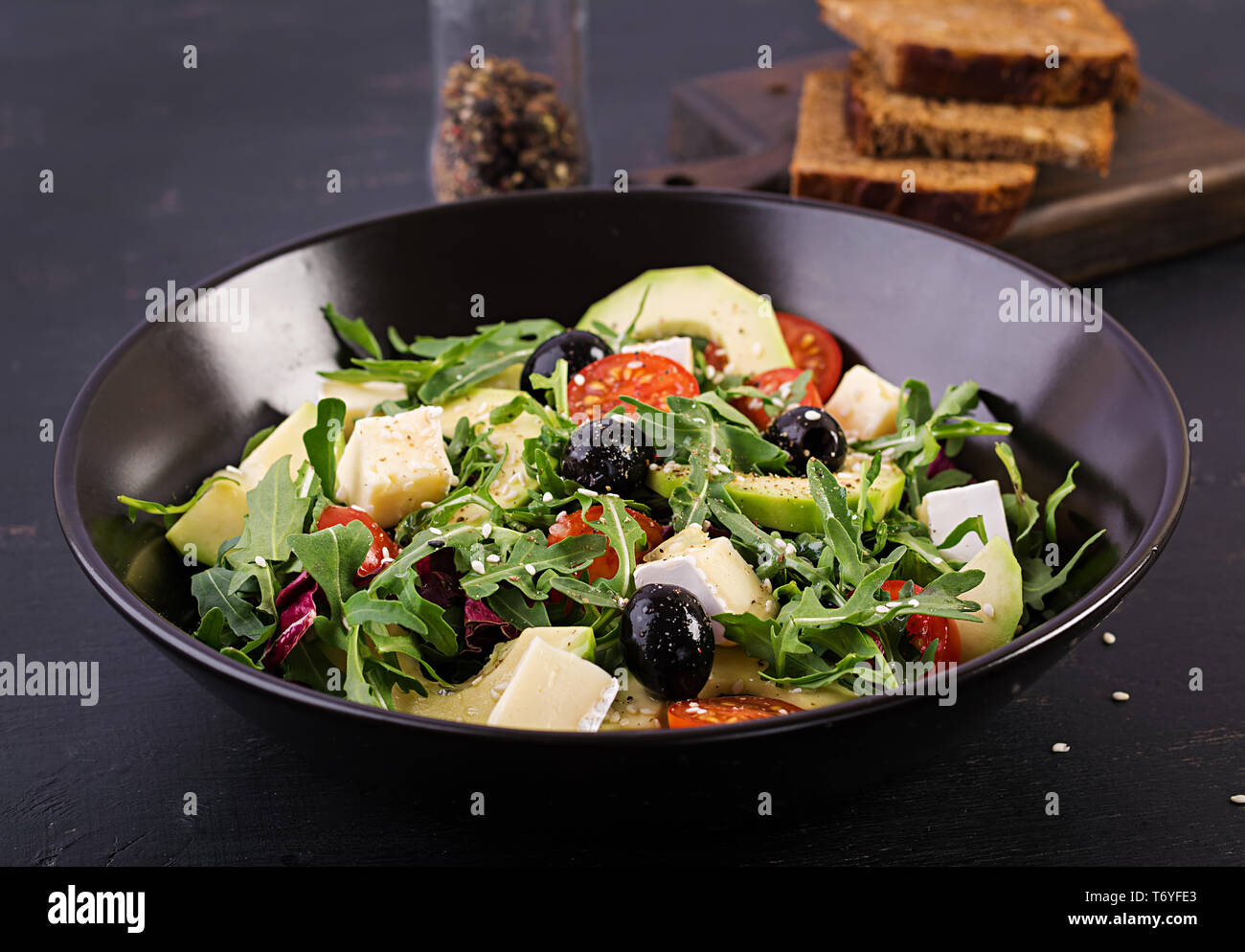 Grüner Salat mit Avocado in Scheiben, Tomaten, schwarze Oliven und Käse ...