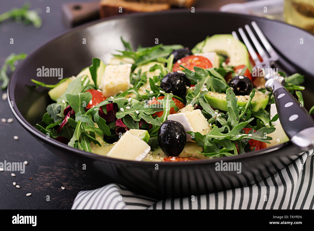 Grüner Salat mit Avocado in Scheiben, Tomaten, schwarze Oliven und Käse ...