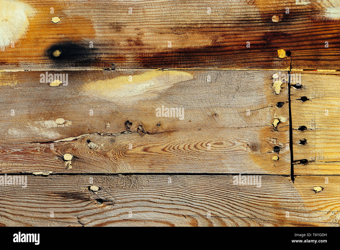 Holz- schiff Brett mit Nägeln und Schrauben Hintergrund. Holzplanken an Bord Textur. Stockfoto