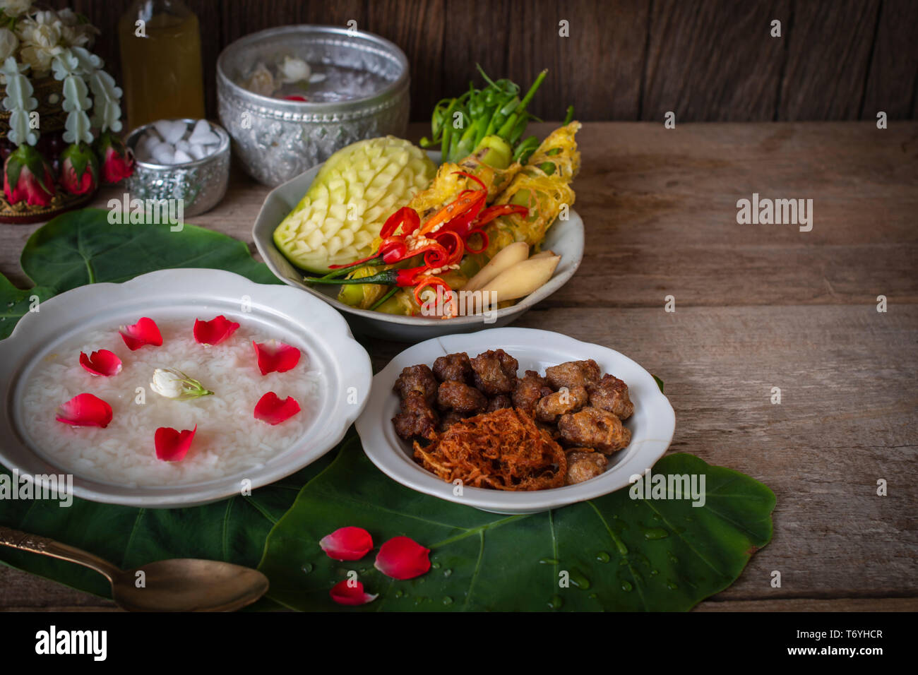 Khao-Chae, gekochten Reis getränkt in Eiswasser in die weiße Schüssel und gegessen mit den üblichen Ergänzenden Essen und zum Dekorieren von blühenden, duftenden Wasser. Stockfoto