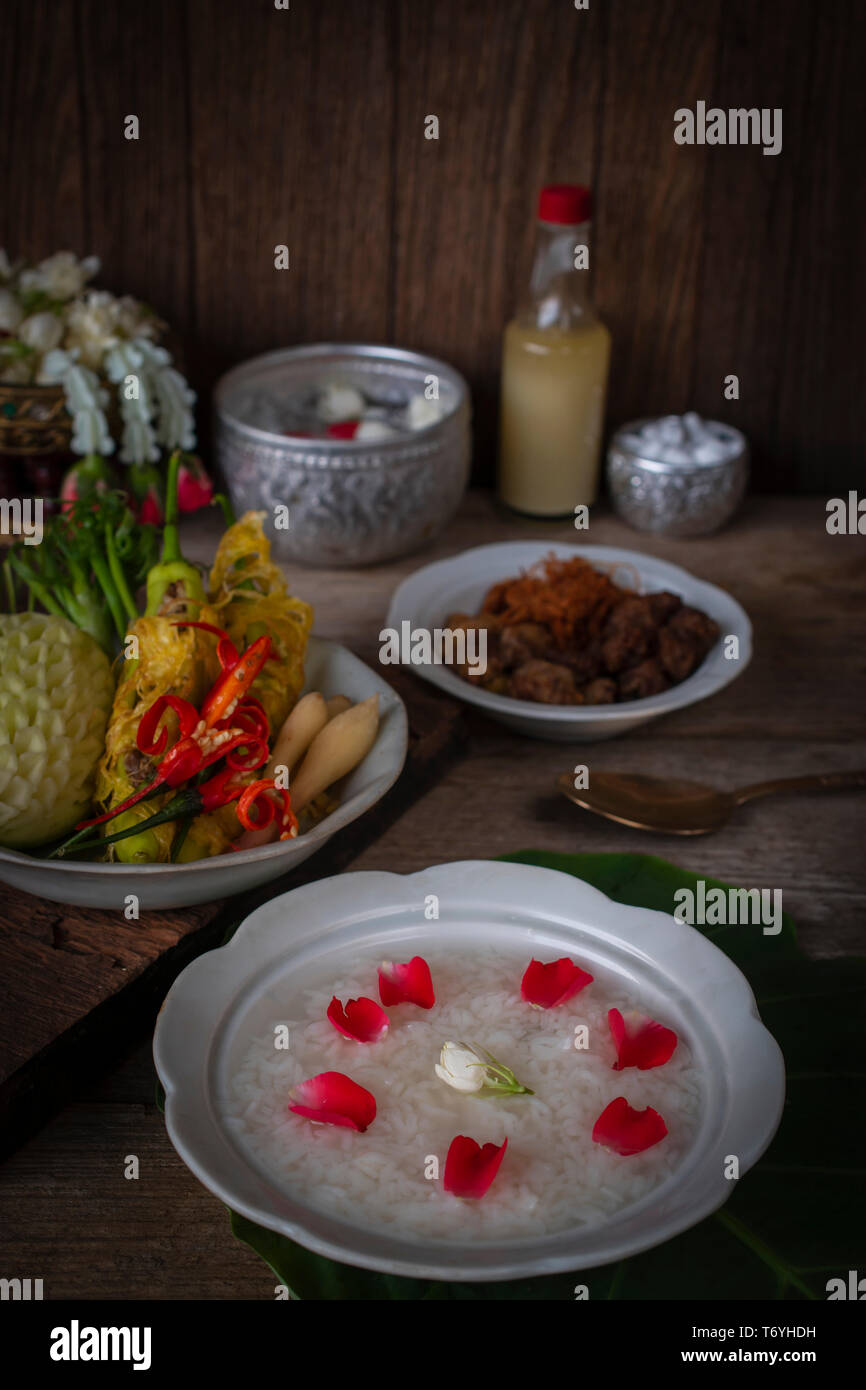 Khao-Chae, gekochten Reis getränkt in Eiswasser in die weiße Schüssel und gegessen mit den üblichen Ergänzenden Essen und zum Dekorieren von blühenden, duftenden Wasser. Stockfoto