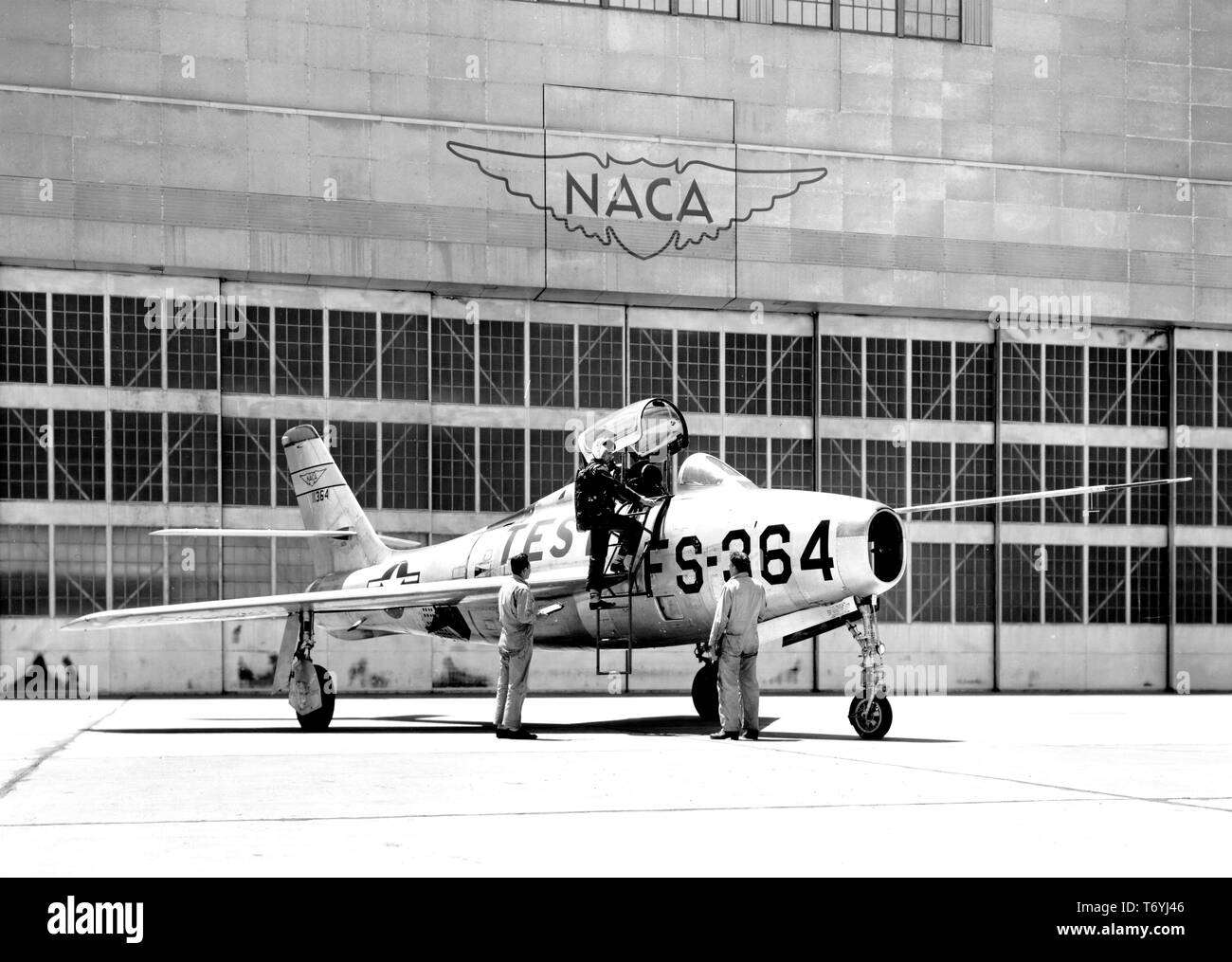 Foto von der United States Air Force Republik F84F Thunderjet jagdbomber an der NACA Ames Aeronautical Laboratory, Moffett Field, Kalifornien, 16. September 1954. Mit freundlicher Genehmigung der Nationalen Luft- und Raumfahrtbehörde (NASA). () Stockfoto