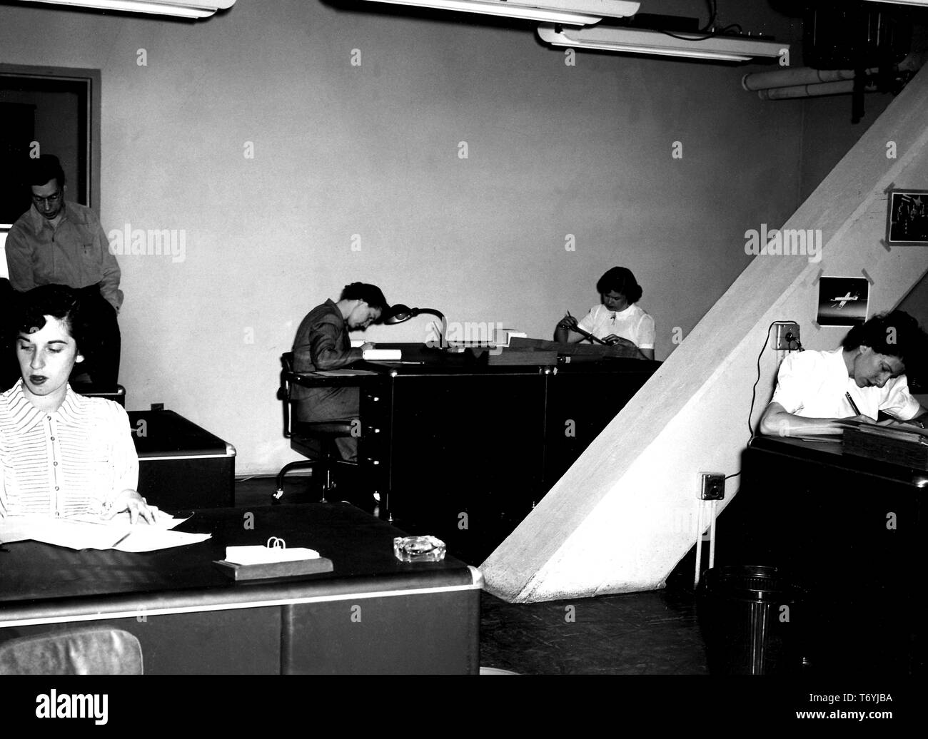 Foto der Frauen in der EDV-Abteilung bei NACA Dryden Flight Research Center in Kalifornien, Geraldine Mayer, Maria Hedgepeth, Emily Stephens, Gertrude Valentine beschäftigt, und John Mayer, November, 1949. Mit freundlicher Genehmigung der Nationalen Luft- und Raumfahrtbehörde (NASA). () Stockfoto