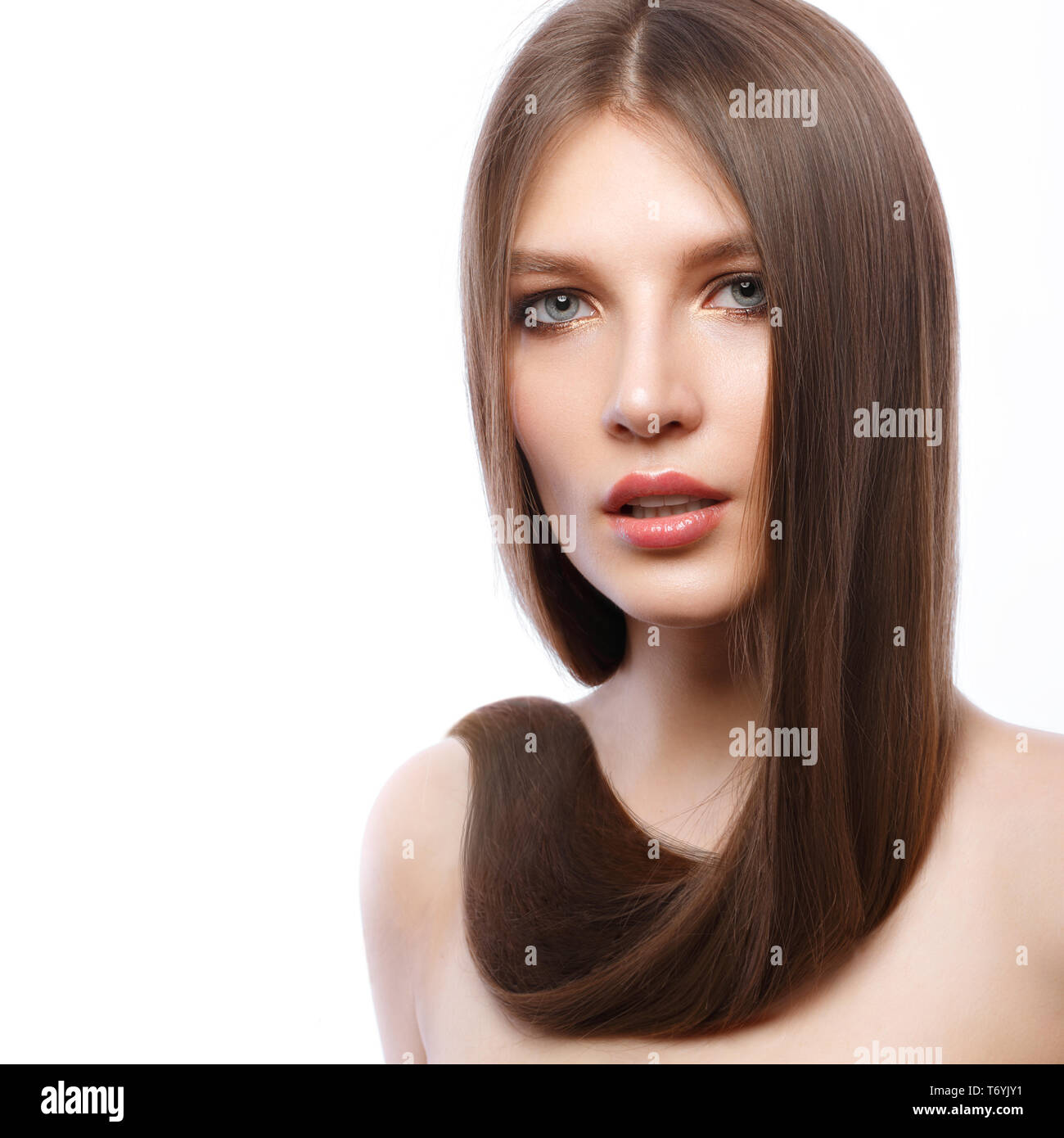 Schöne braunhaarige Mädchen in Bewegung mit einem perfekt glatte Haare, und klassische Make-up. Stockfoto