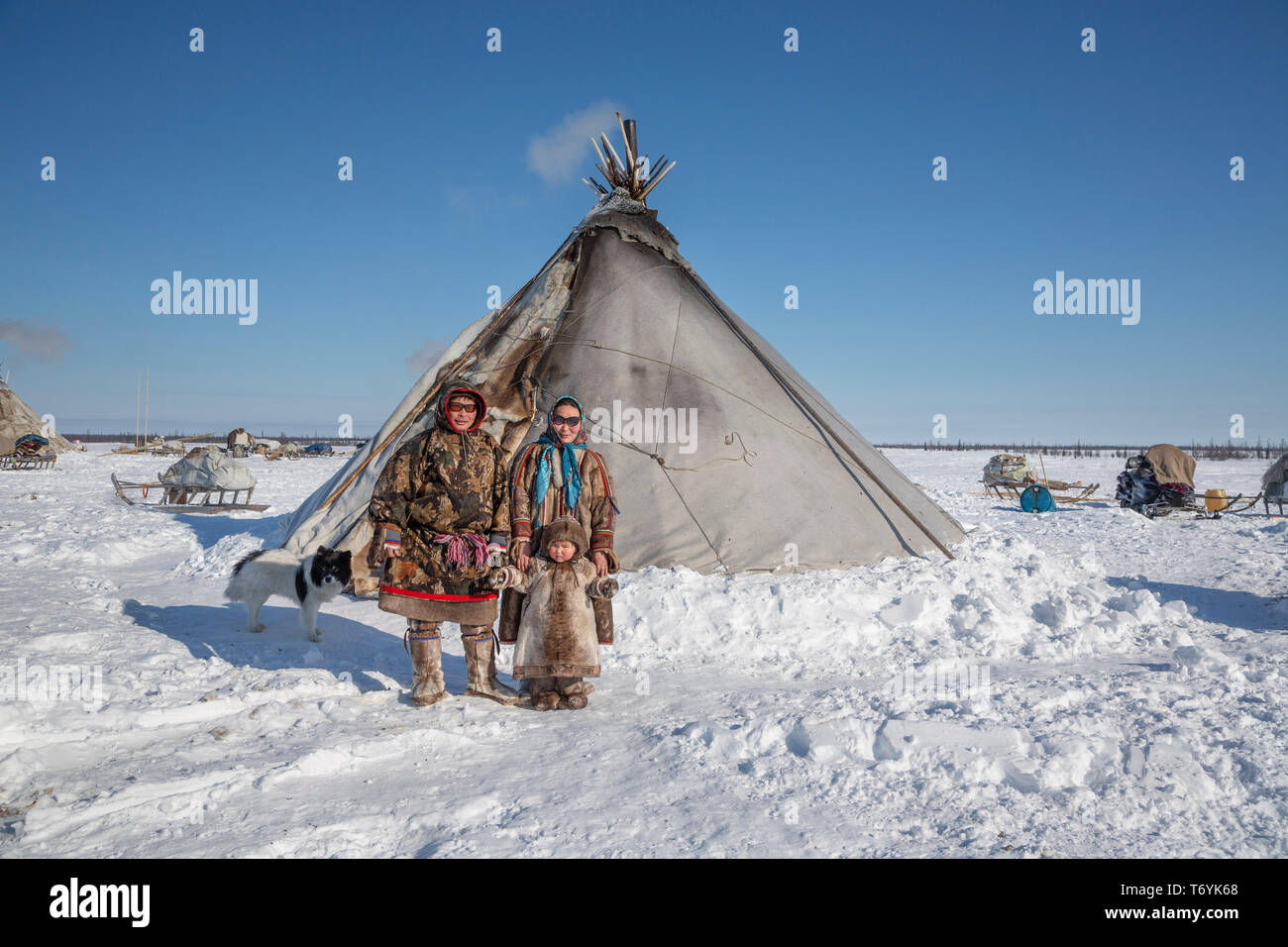 Yamal halbinsel typische nomadenfamilie vor traditionellem -Fotos und -Bildmaterial in hoher 