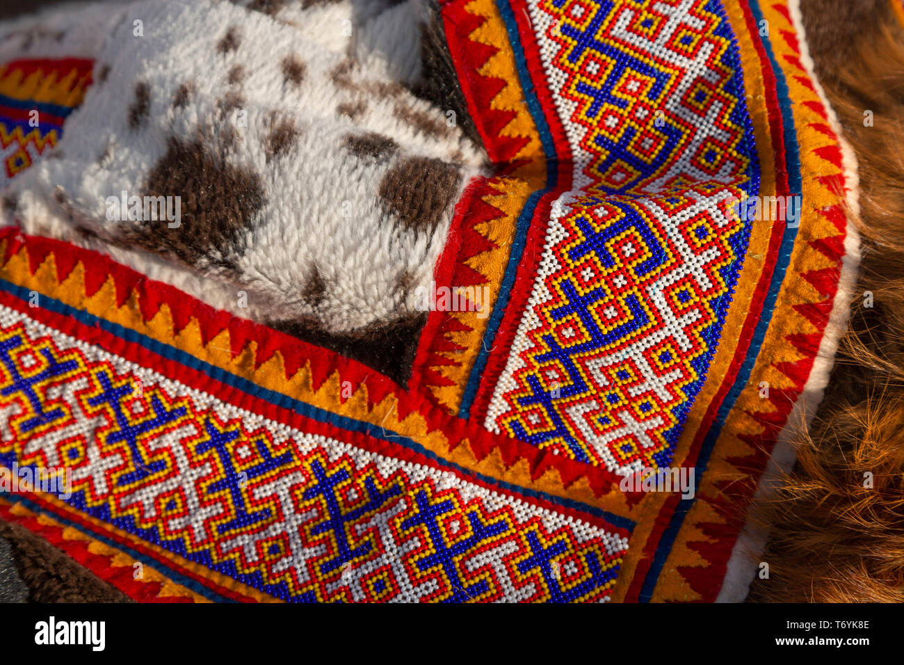 Russland, der Jamal-nenzen Autonome Region, Halbinsel Yamal. Detail der traditionelle bunte Kleidung. Stockfoto