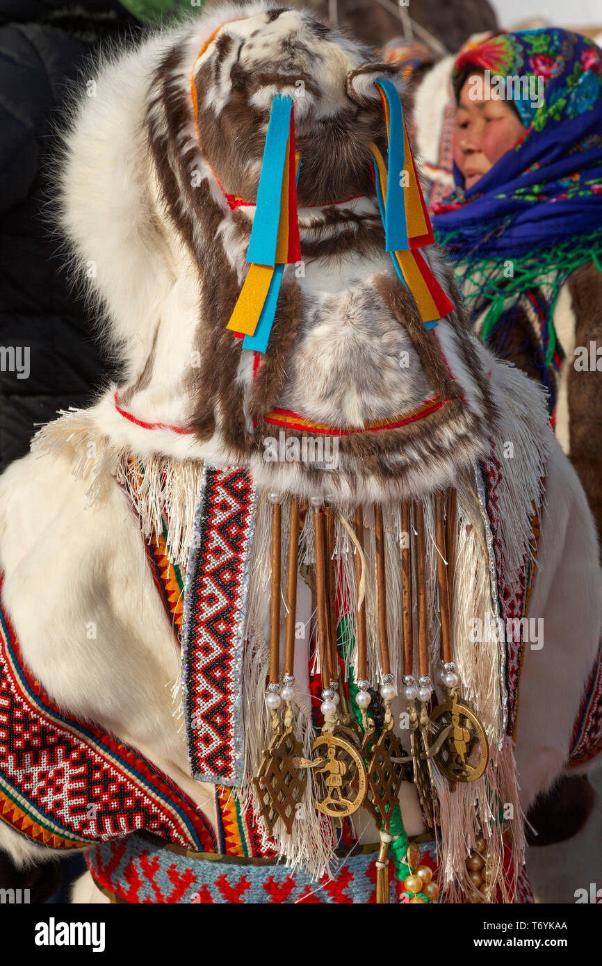 Russland, der Jamal-nenzen Autonome Region, Halbinsel Yamal. Die traditionellen russischen Hohen Arktis rentier Kleidung. Stockfoto
