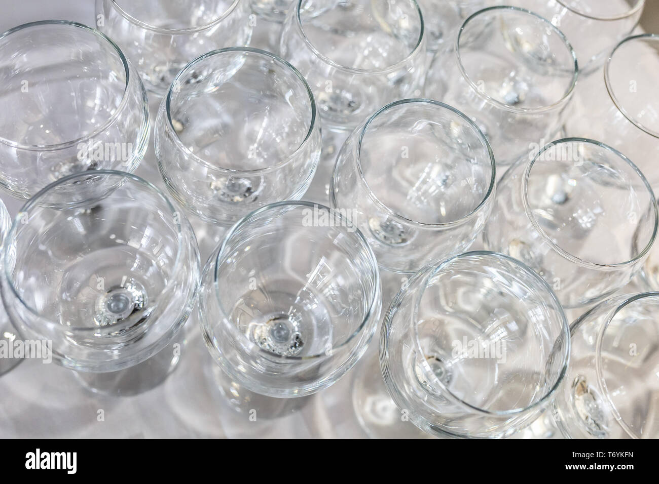 Menge unscharfer leere Gläser an der Rezeption Partei Tabelle Stockfoto