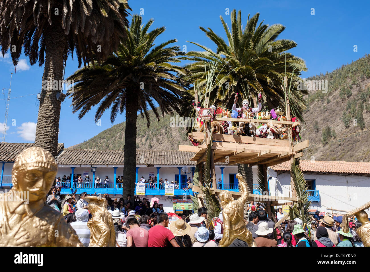 Kostümierte Charakter zu verschenken Geschenke zu der Masse von einer Plattform auf dem Hauptplatz von Paucartambo während Festival der Jungfrau von Carmen, Peru Stockfoto
