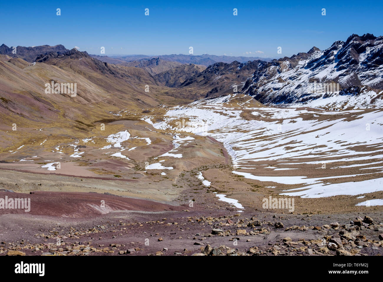 Atemberaubende Hochgebirgslandschaft von der Rainbow Mountain Aussichtspunkt in Los Andes von Peru Stockfoto