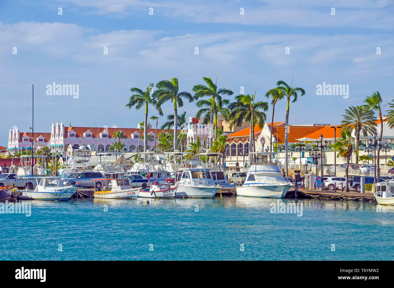 Renaissance Marina Oranjestad Aruba mit Flotte von Fischerboote neben LG Smith Boulevard. Stockfoto
