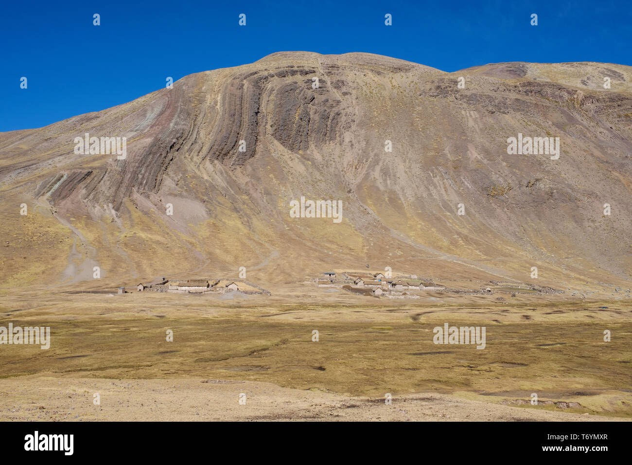 Menschliche Konstruktionen auf dem Weg zum Regenbogen Berg in Los Andes von Peru Stockfoto