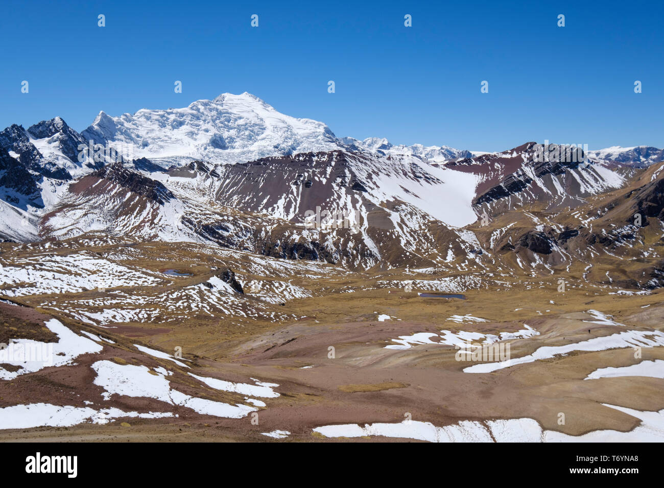 Atemberaubende Hochgebirgslandschaft von der Rainbow Mountain Aussichtspunkt in Los Andes von Peru Stockfoto