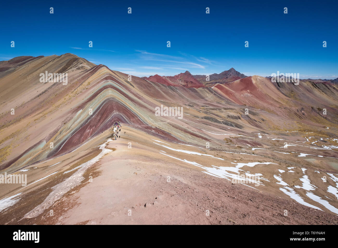 Wunderschöne Regenbogen Berg bei 5200 m (17.100 ft) in Los Andes von Peru Stockfoto