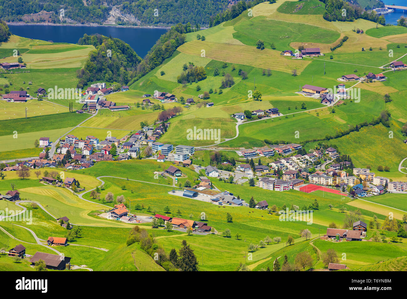Blick vom freien Deck aus einer Kabine der Seilbahn auf den Mt. Stanserhorn im Schweizer Kanton Nidwalden Anfang Mai. Stockfoto