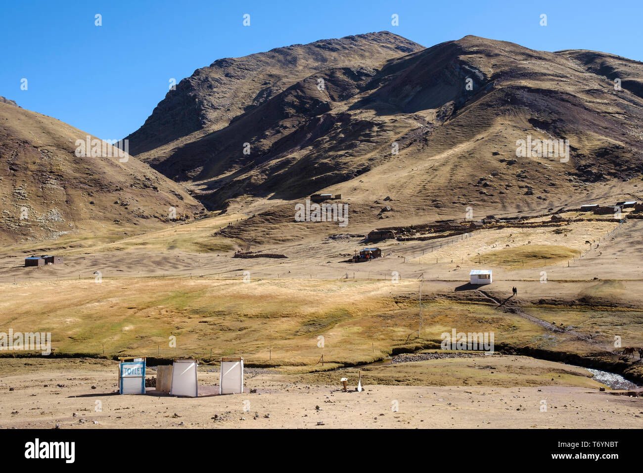 Im freien Toiletten auf dem Weg zum Regenbogen Berg in Los Andes, Peru Stockfoto