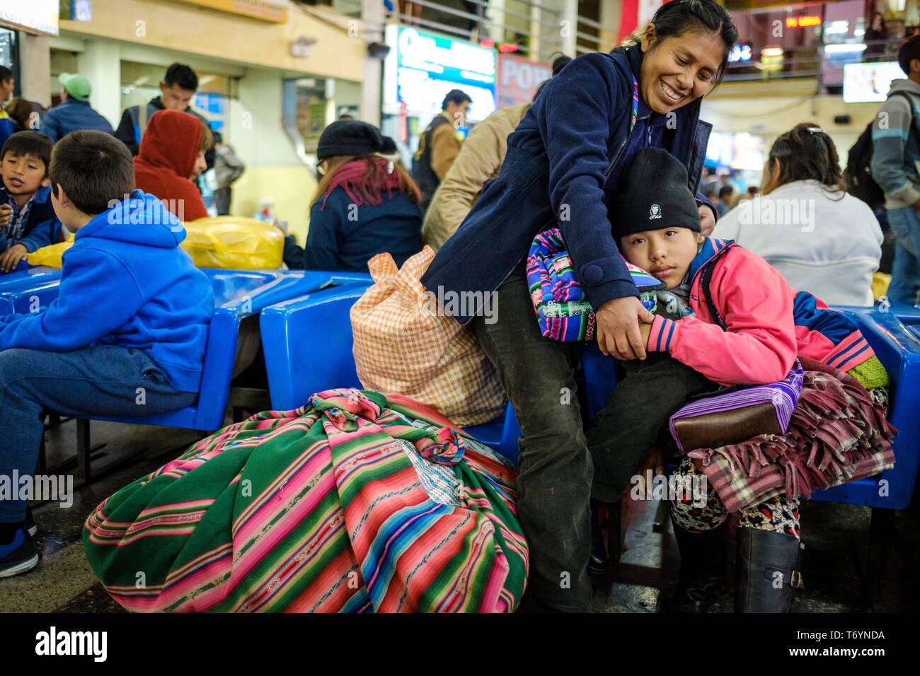 Die Menschen auf der Warteliste Hall von Cusco Bus Terminal in Cusco, Peru Stockfoto