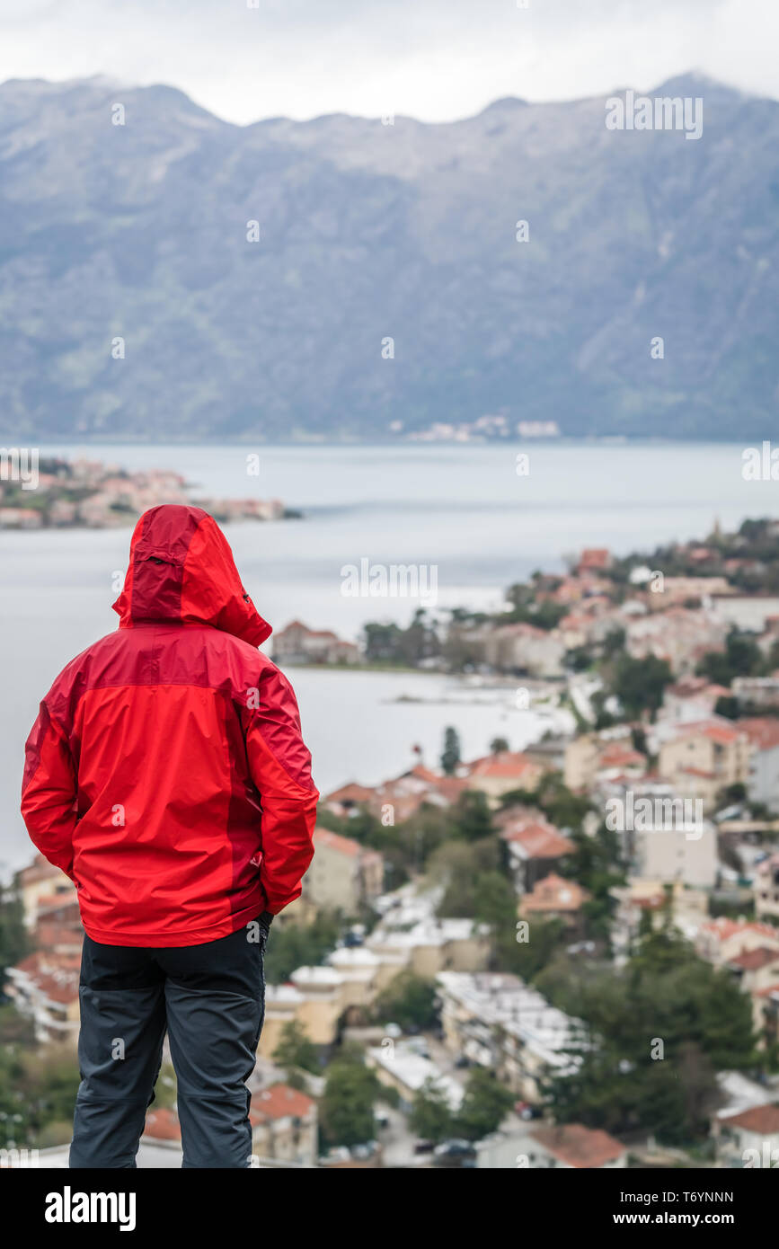 Mann im roten Mantel in Kotor von oben Stockfoto