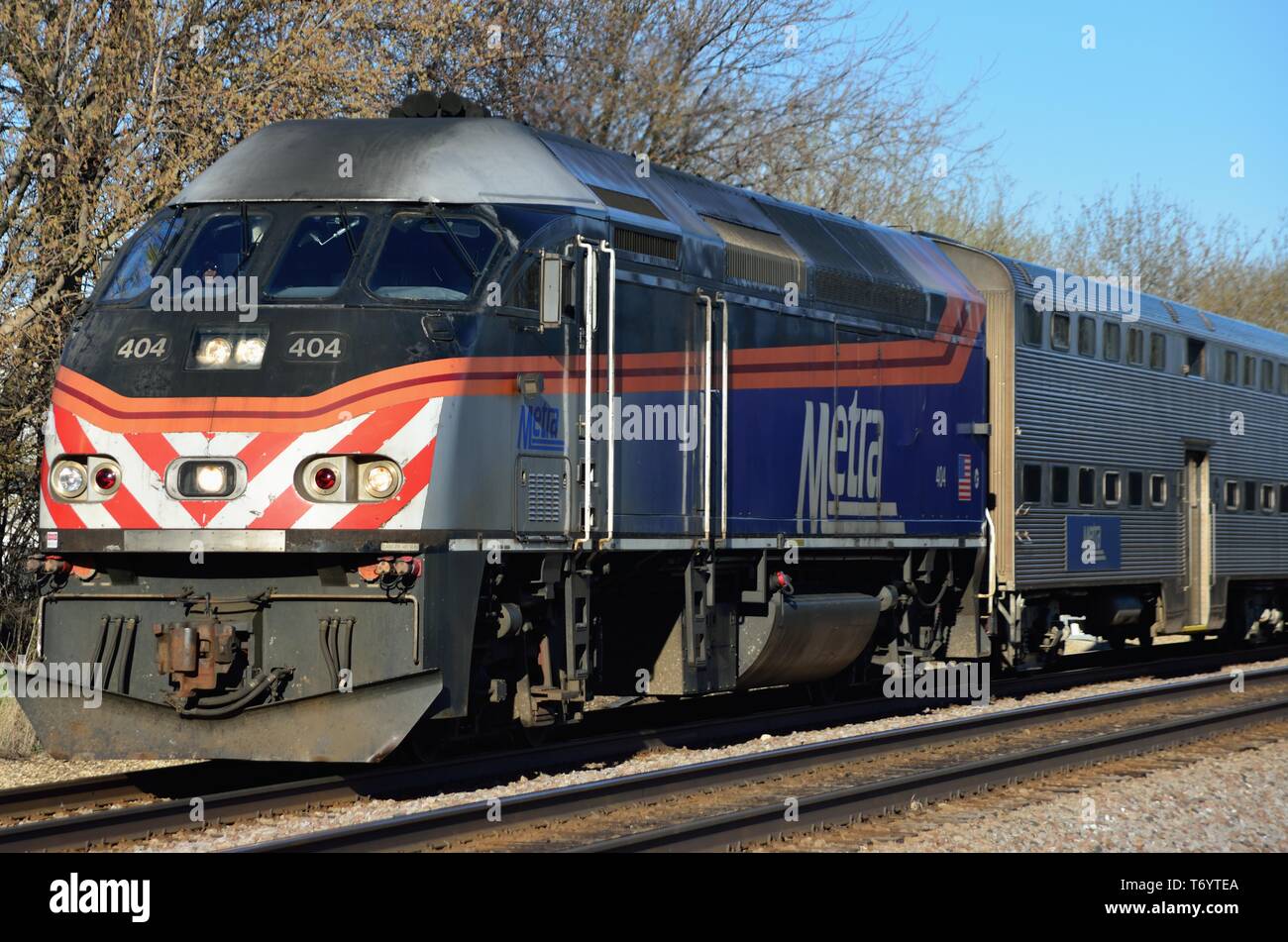 Bartlett, Illinois, USA. Ein Metra Lokomotive führenden ein Nahverkehrszug aus Chicago durch Bartlettbirne, Illinois. Stockfoto