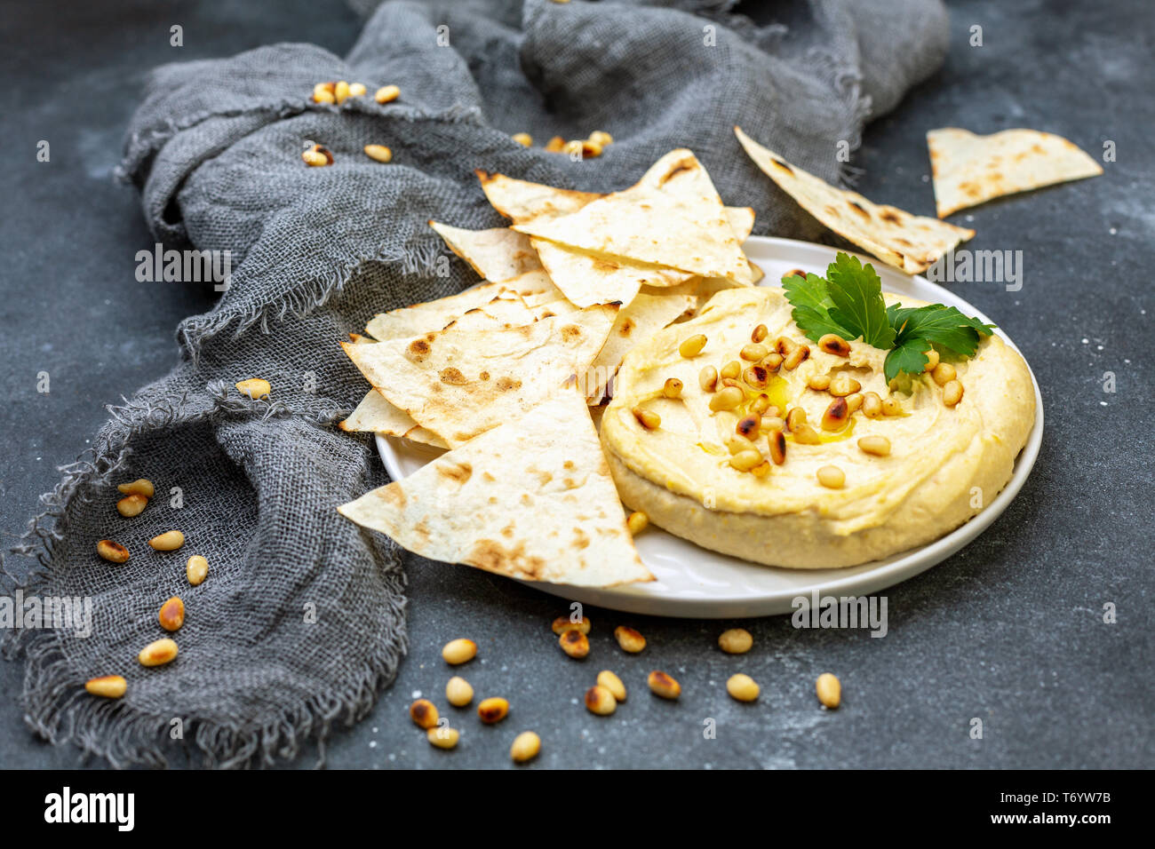 Traditionelle Hummus mit Pinienkernen und Fladenbrot. Stockfoto