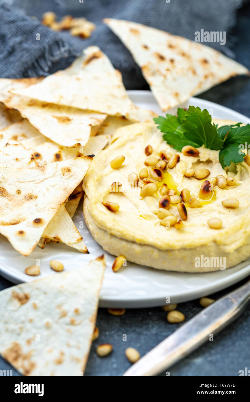 Traditionelle Hummus mit Pinienkernen und Fladenbrot. Stockfoto