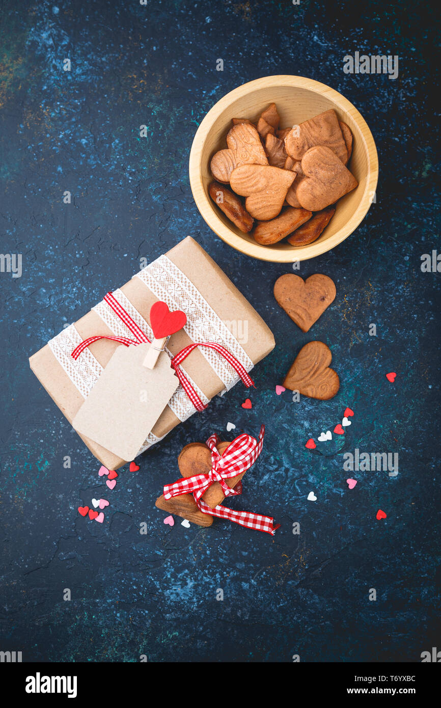 Geschenkbox mit und Plätzchen in der Form von Herzen. Stockfoto