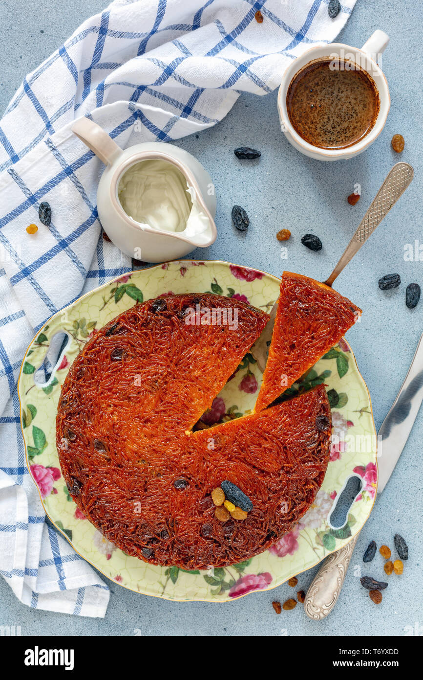 Traditionelle Nudelgerichte Kugel und Kaffee zum Frühstück. Stockfoto