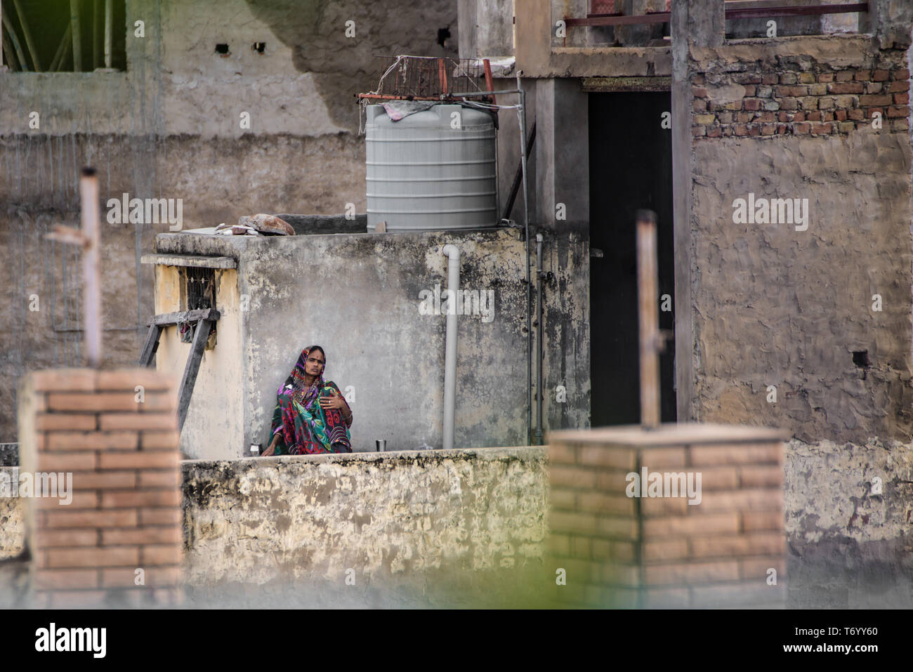 Frau auf dem Dach Indien Stockfoto