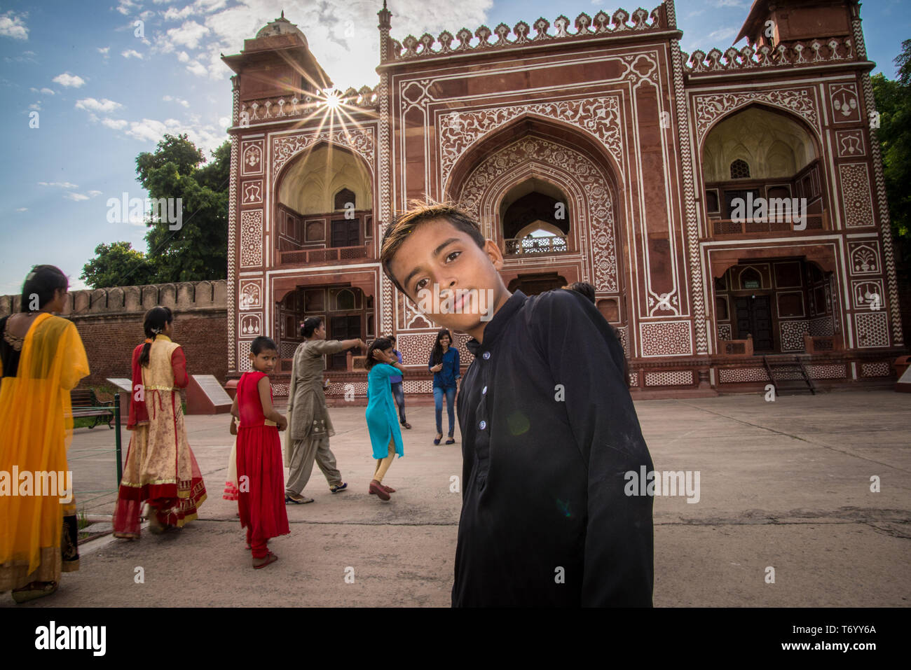 Kind außerhalb der Tempel, Indien Stockfoto