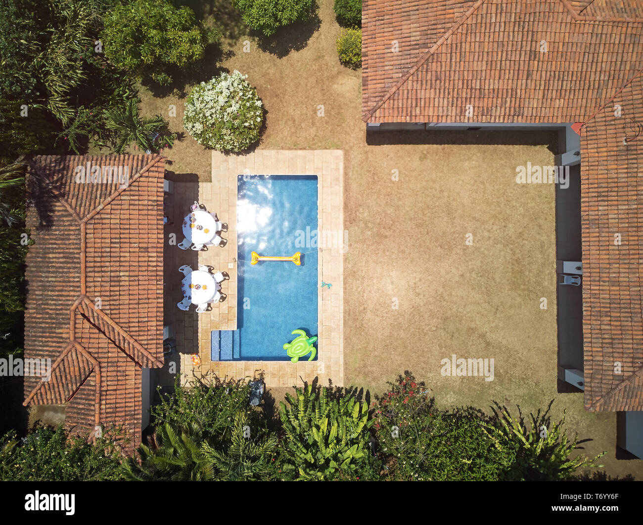 Haus Garten mit Pool oben drone Ansicht an einem sonnigen Tag Stockfoto