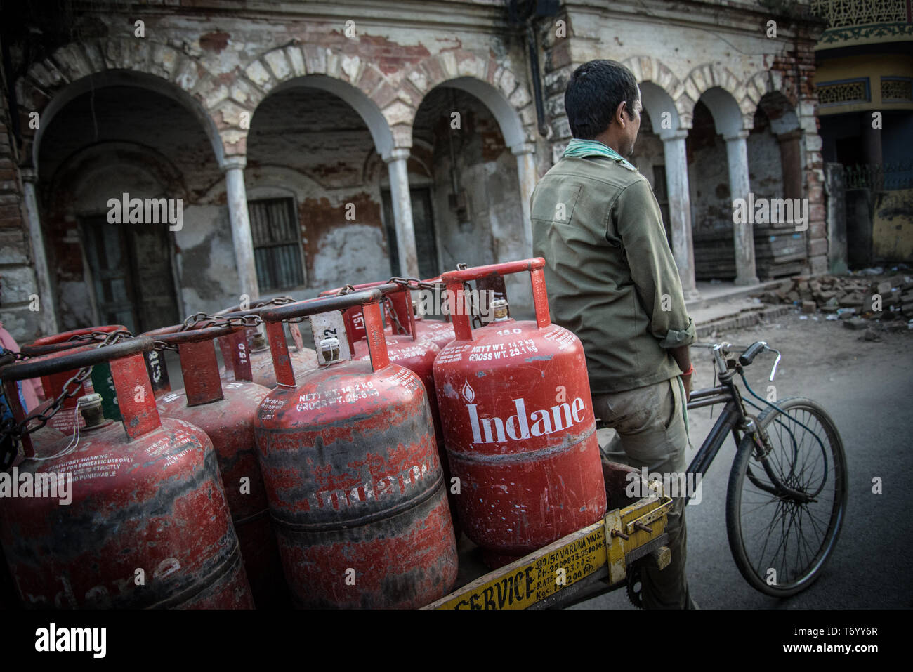 Mann auf dem Fahrrad die Gasflaschen, Indien Stockfoto