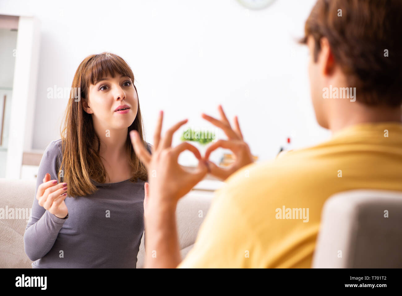 Frau und Mann Gebärdensprache lernen Stockfoto