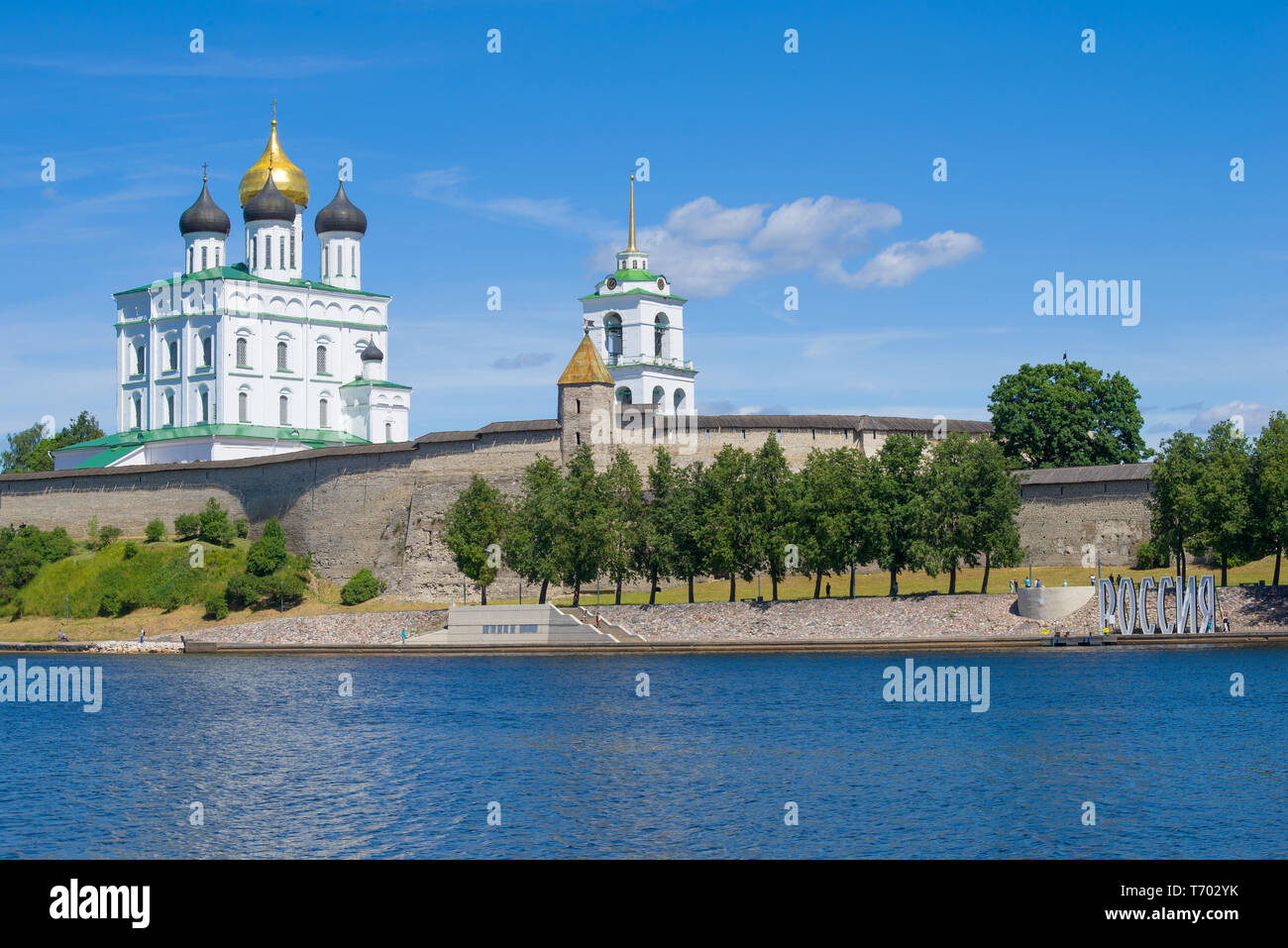 Pskow, Russland - 10. JUNI 2018: sonnigen Tag auf dem Fluß Velikaya. Blick auf den Kreml Pskow und Trinity Cathedral Stockfoto