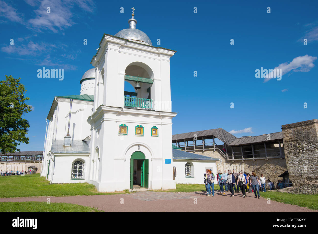 IZBORSK, Russland - 10. JUNI 2018: Eine Gruppe von Touristen an der Nikolsky Kathedrale an einem sonnigen Sommertag. Izborsk Festung Stockfoto