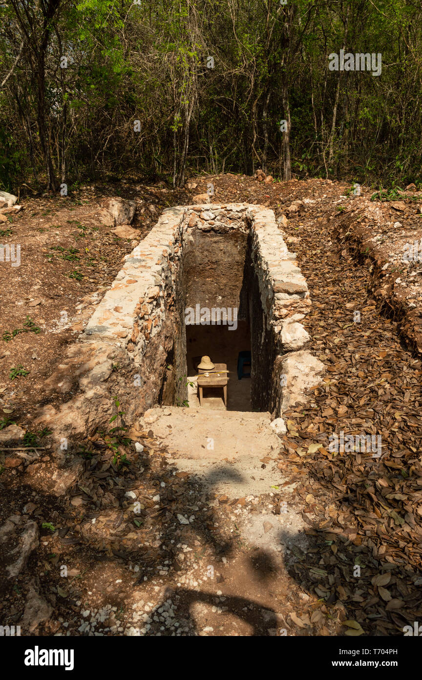 Eingang zu einer Höhle, wo Handwerker aus Becal, Campeche, Panama Hüte durch ein traditionelles Verfahren aus dem Bereich machen. Stockfoto