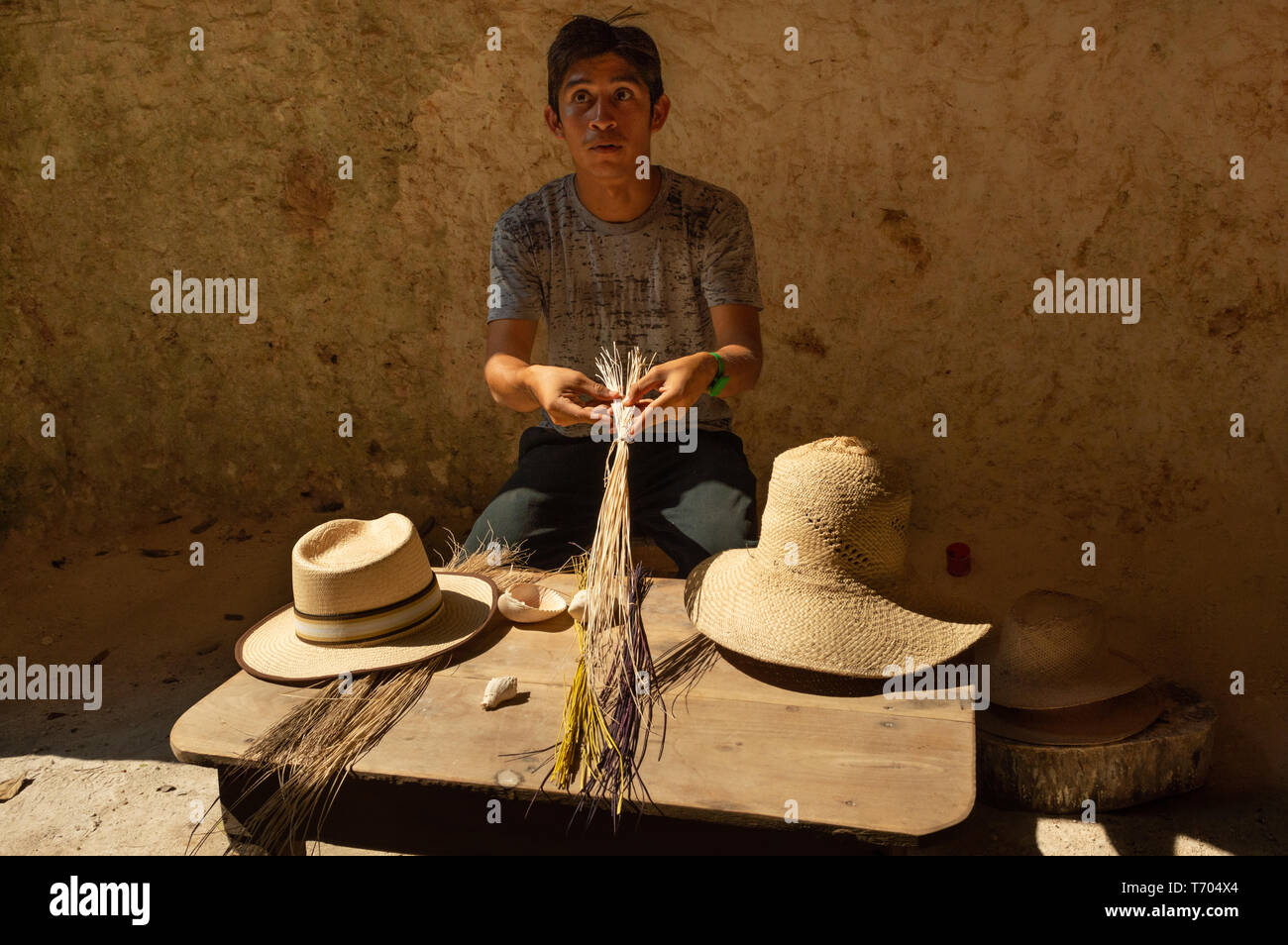 Tour Guide an der Becal Hutmuseum erklärt der Maya traditionelle hat von der Gegend. Die Hüte sind in einem feuchten, frischen Höhle gemacht. Stockfoto