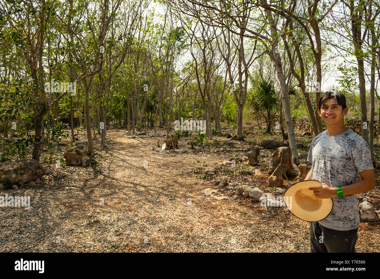 Tour Guide, der die traditionelle Maya Kräutermedizin Gärten an der Becal museum in Campeche, Mexiko. Stockfoto