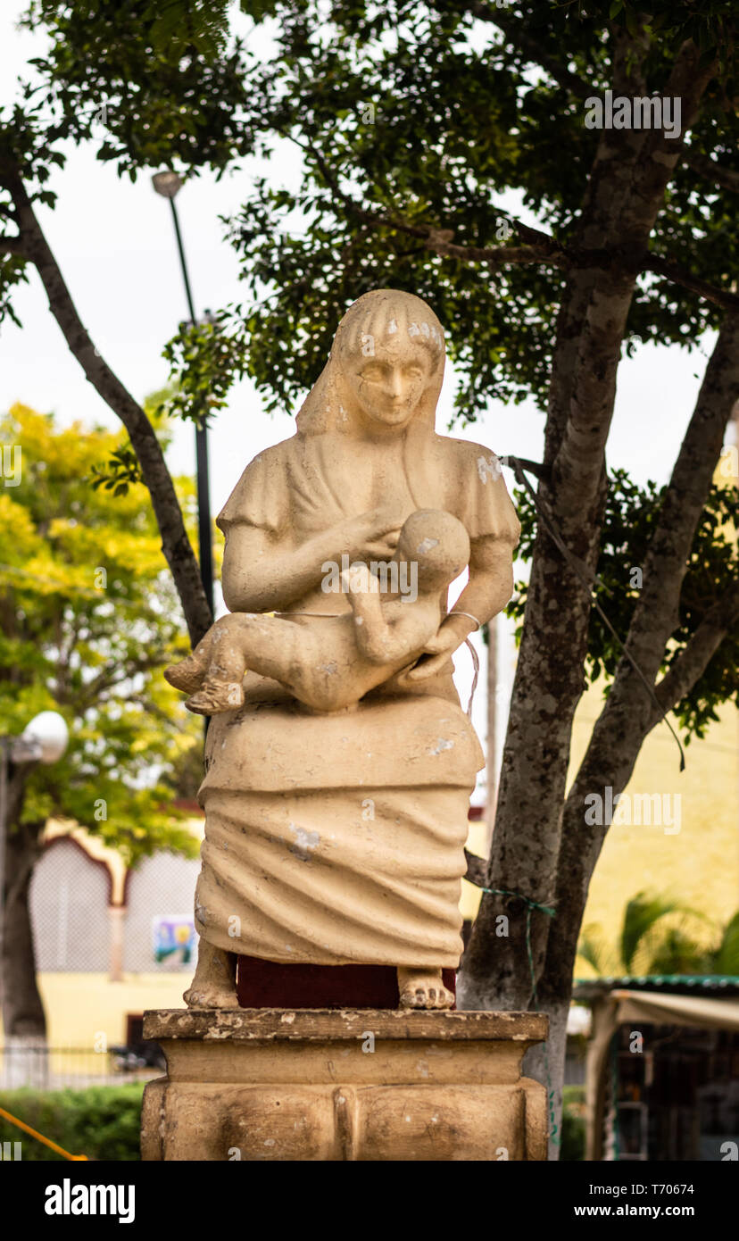 Statue der Mutter stillen ihr Baby auf dem Platz des Halacho Pueblo, Yucatan. Stockfoto