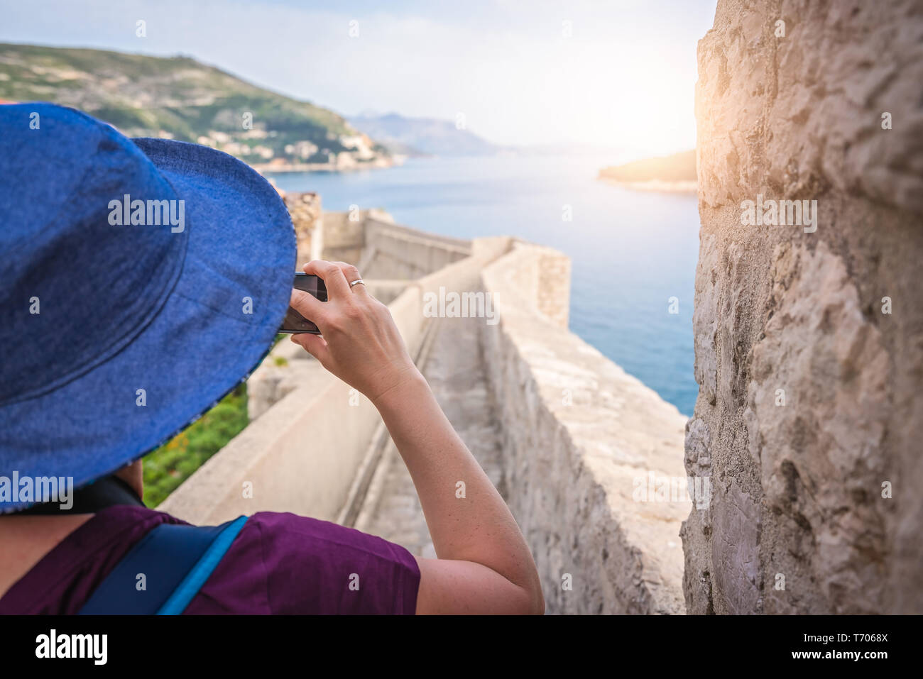 Weibliche Touristen, die Bilder von Dubrovnik Stockfoto