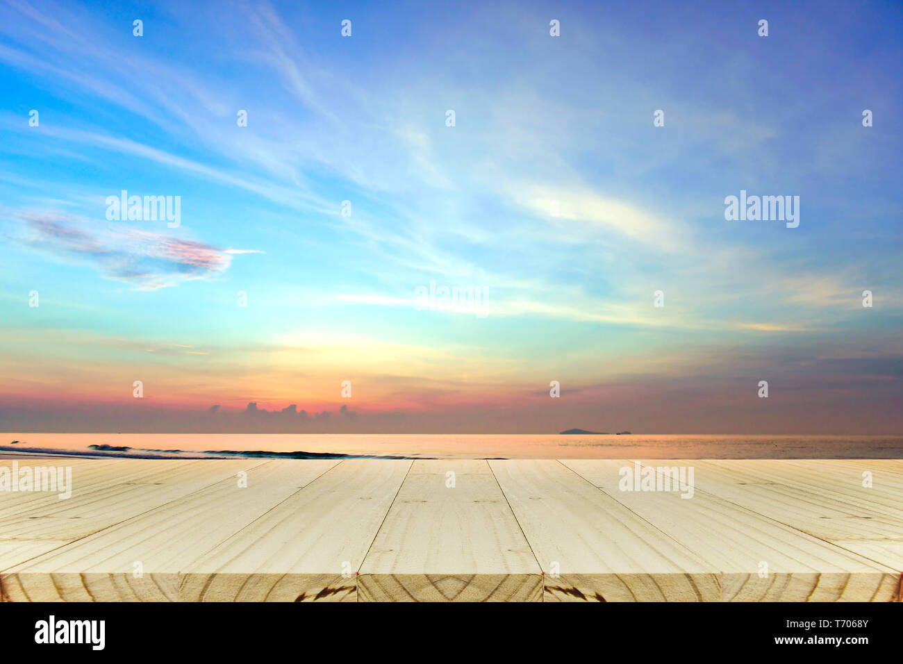 Holz Tisch wth sunrise Hintergrund, Morgenlicht, die natürliche Beleuchtung Phänomene. Stockfoto