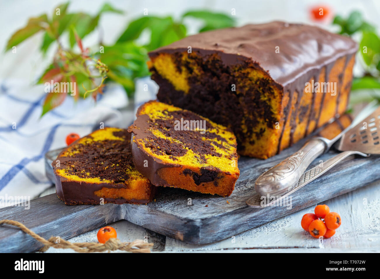 In Scheiben geschnitten Marmor Kuchen mit Schokoladenglasur. Stockfoto