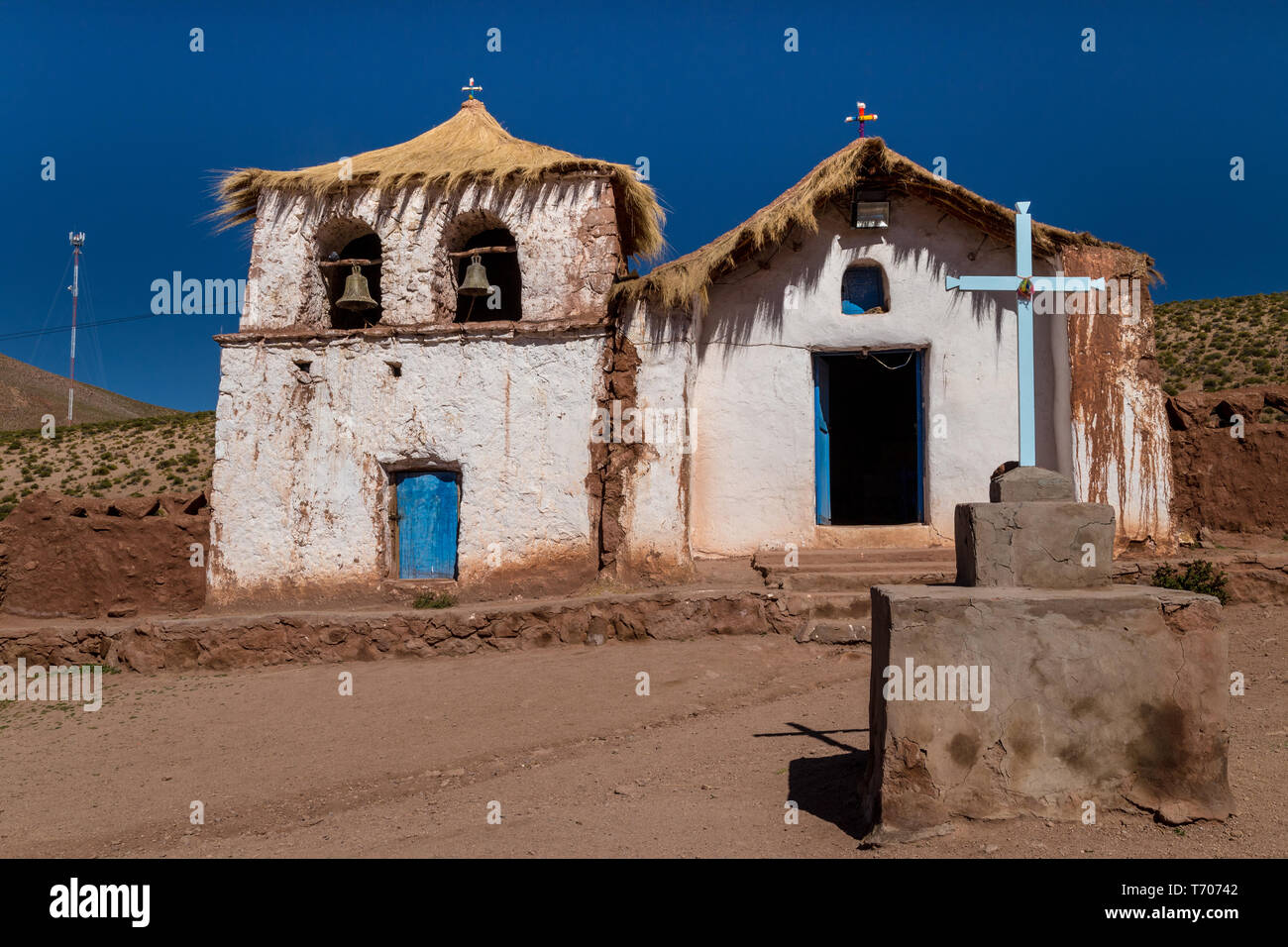 Typische Kirche in einem kleinen Dorf der Anden. Machuca, Chile Stockfoto