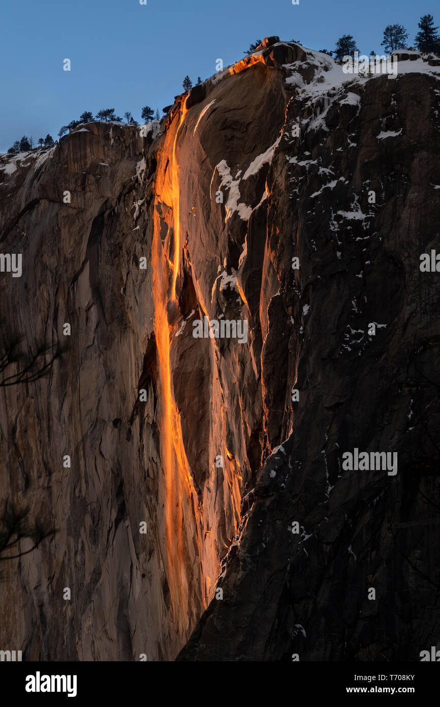 Die Magische natürliche Phänomene wie Feuer fallen bekannt. Stockfoto