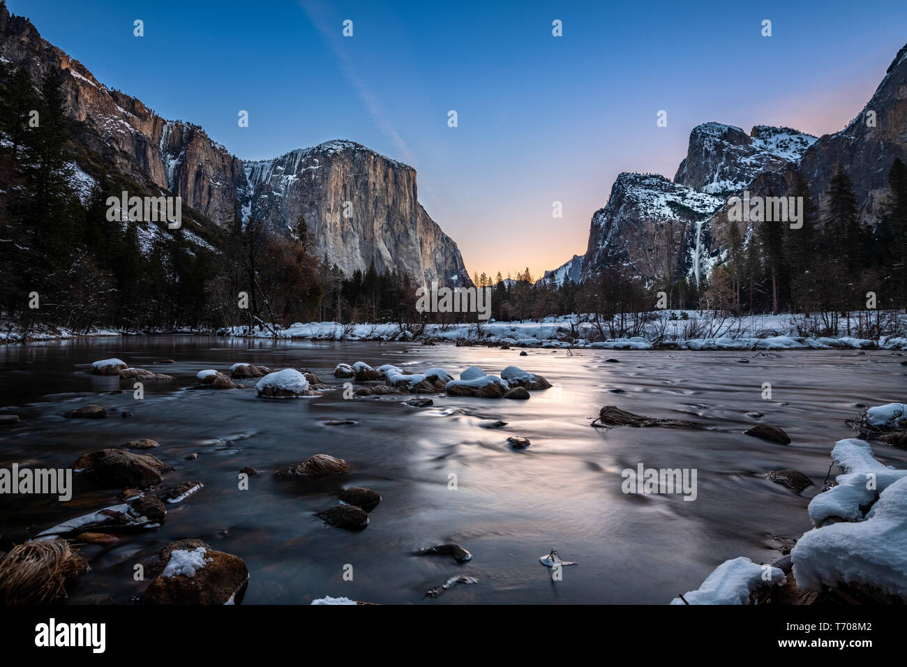 Yosemite Valley ist ein urstromtal in die westlichen Berge der Sierra Nevada in Kalifornien Yosemite National Park, geschnitzt aus der Merced River. Die Stockfoto