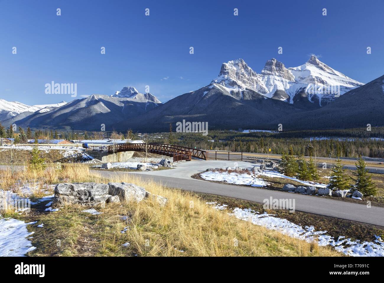 Panoramablick Trans Canada Highway. Canadian Rocky Mountain Foothills Three Sisters Peak Canmore Alberta Sunny Spring Day Blue Skyline Stockfoto