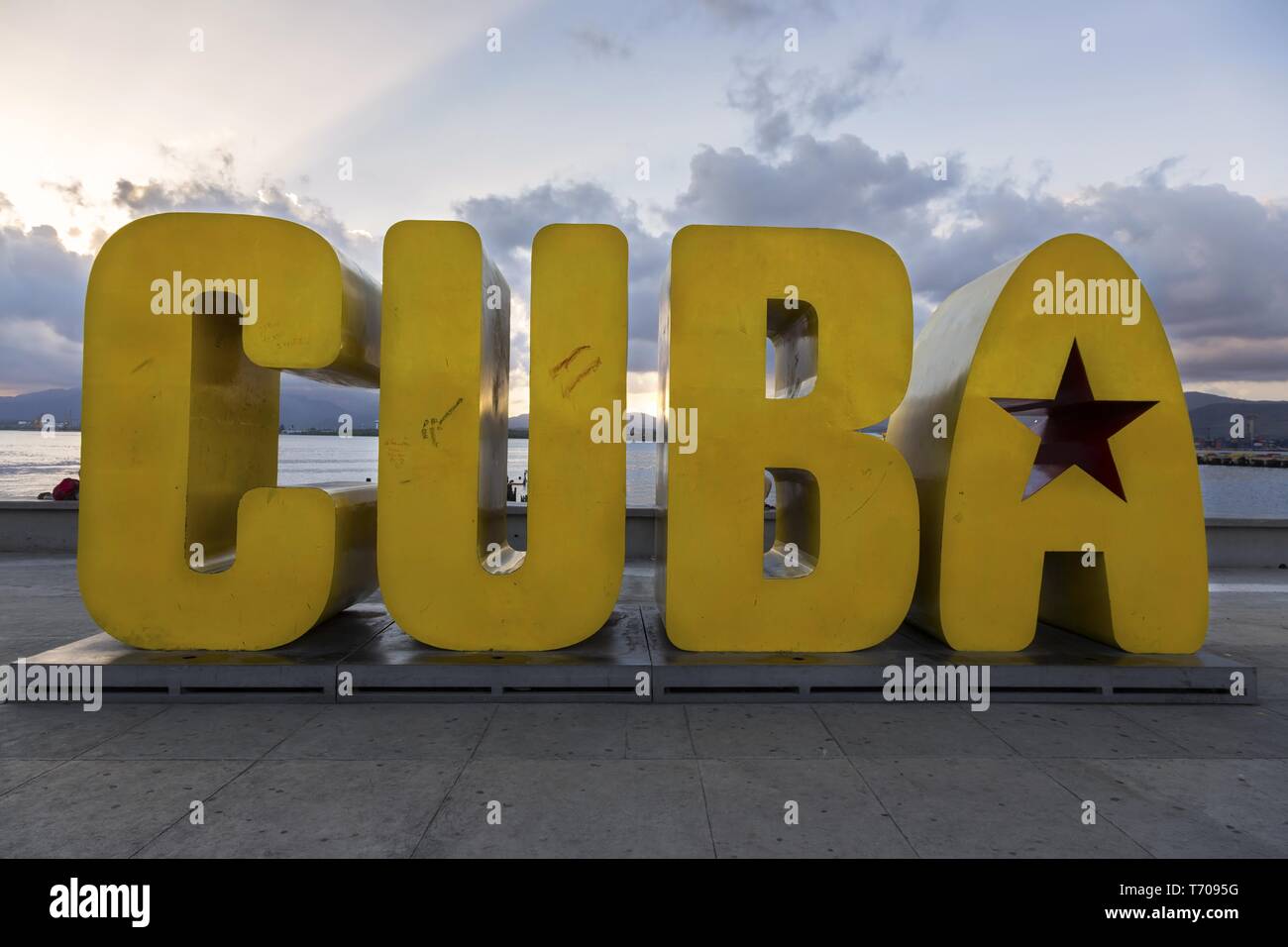 Großes gelbes Schild auf Kuba Santiago de Cuba Waterfront. Stadt Santiago ist die Wiege der Kubanischen Revolution angesehen Stockfoto