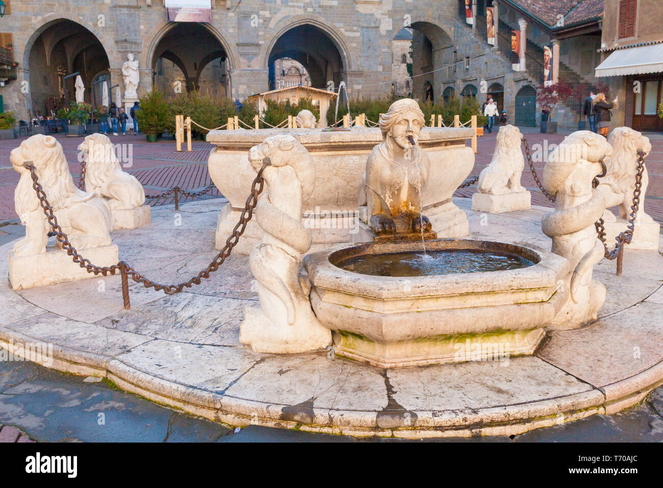 Brunnen auf dem alten Platz von Bergamo an Weihnachten Stockfoto